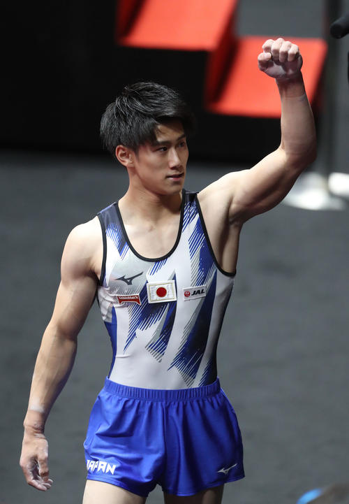 男子個人総合決勝 跳馬の演技を終えた橋本大輝はガッツポーズ(撮影・梅根麻紀)