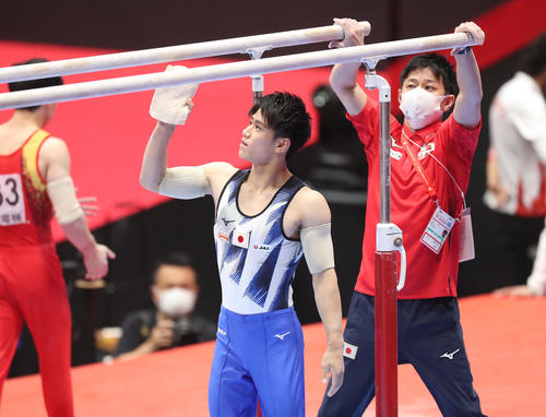 男子個人総合決勝 平行棒の演技の用意をする橋本大輝(撮影・梅根麻紀)