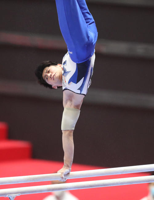 男子個人総合決勝 平行棒の演技を行う橋本大輝(撮影・梅根麻紀)