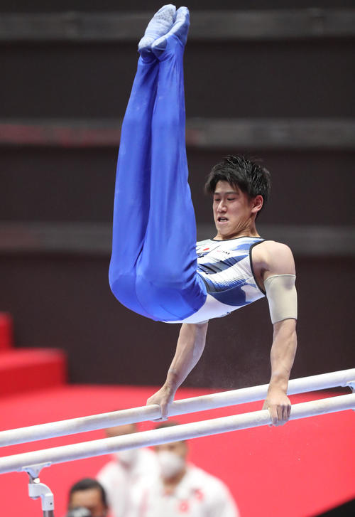 男子個人総合決勝 平行棒の演技を行う橋本大輝(撮影・梅根麻紀)