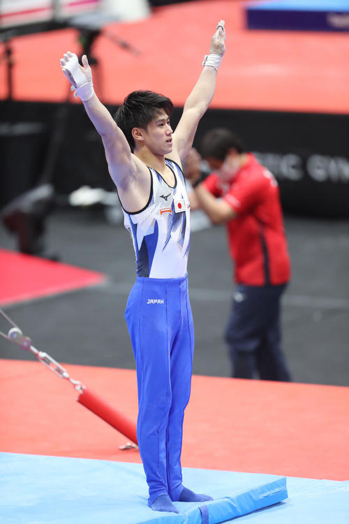 男子個人総合決勝 鉄棒の演技を行う橋本大輝、見事着地を決める(撮影・梅根麻紀)