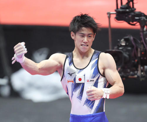 男子個人総合決勝 鉄棒の演技を行う橋本大輝、見事着地を決めガッツポーズ(撮影・梅根麻紀)