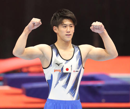 男子個人総合決勝 床運動で演技を終えた橋本大輝はガッツポーズ(撮影・梅根麻紀)