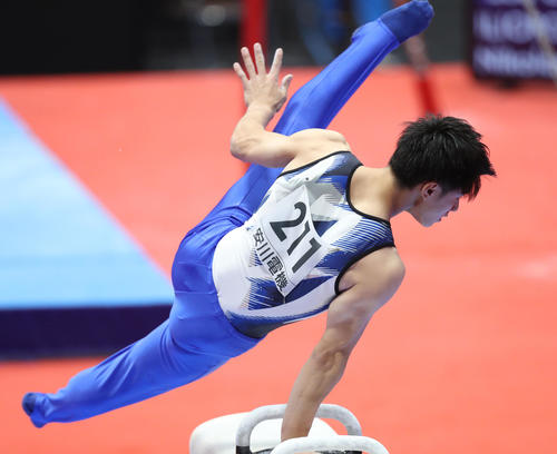 男子個人総合決勝 鞍馬で演技をする橋本大輝(撮影・梅根麻紀)