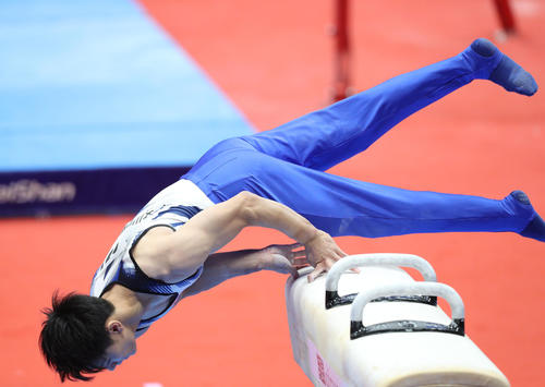 男子個人総合決勝 鞍馬の演技で、途中バランスを崩し落下する橋本大輝(撮影・梅根麻紀)