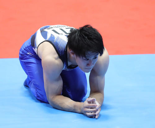 男子個人総合決勝 鞍馬の演技で、途中バランスを崩し落下する橋本大輝、無念そう(撮影・梅根麻紀)