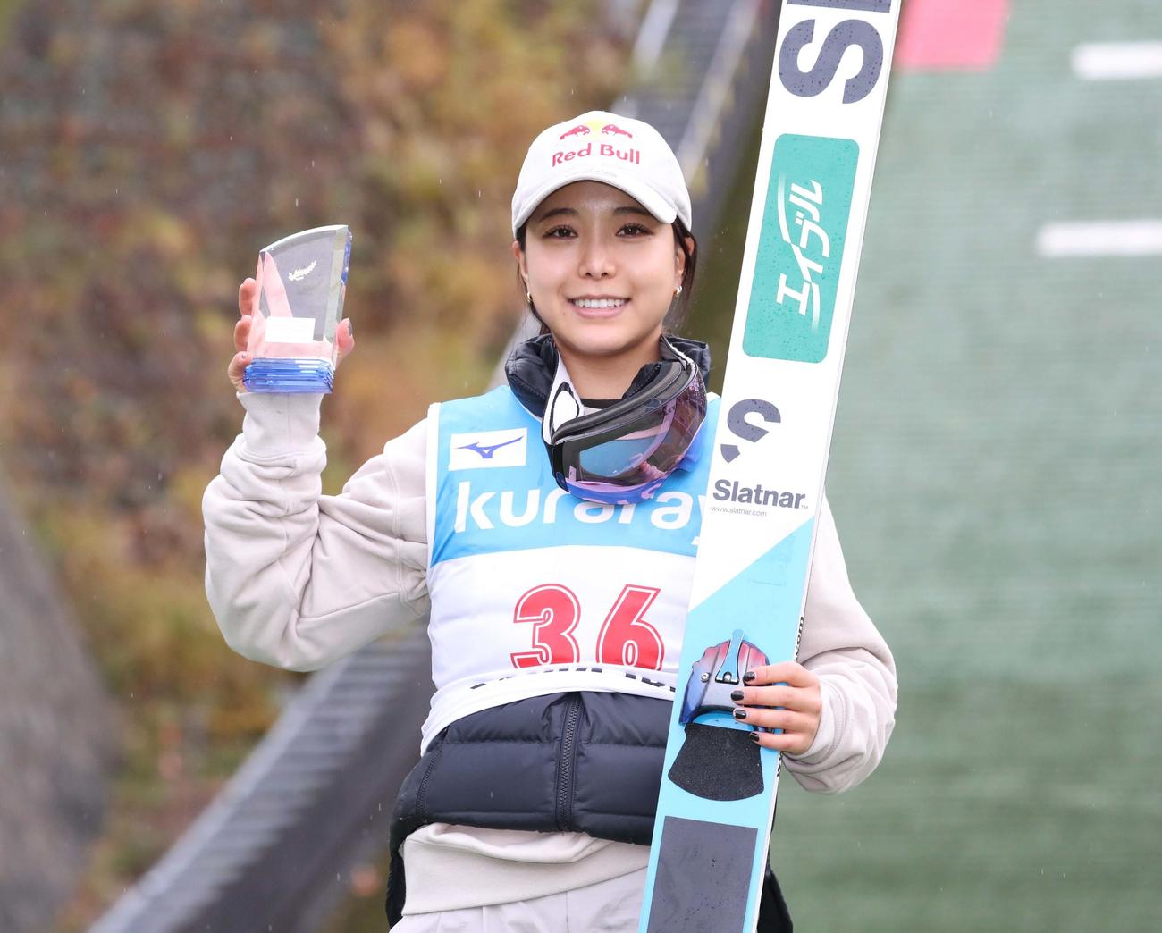 優勝し笑顔の高梨（撮影・黒川智章）