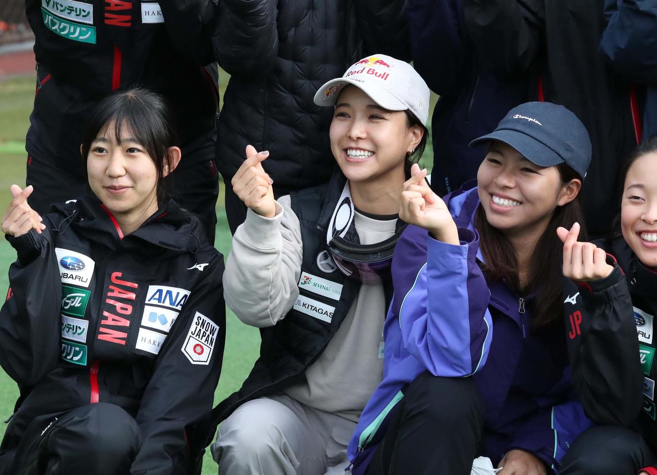 優勝した高梨（左から2人目）は選手たちとポーズをとって記念撮影（撮影・黒川智章）