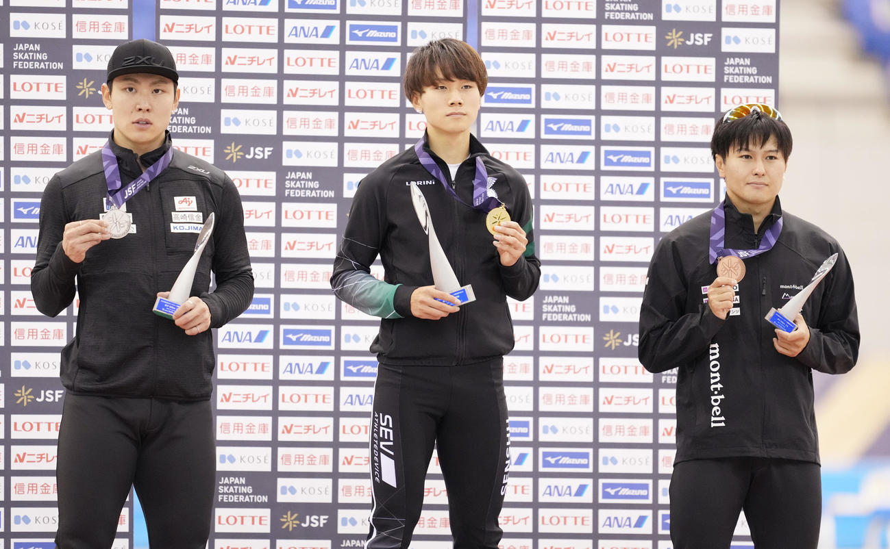男子500メートルで優勝し、メダルを手にする森重（中央）。左は2位の新浜、右は3位の村上（撮影・菅敏）