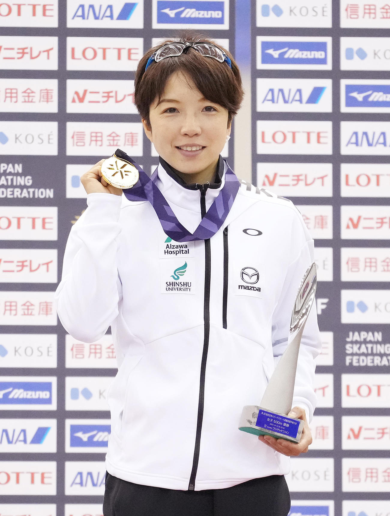 女子500メートルで優勝し、金メダルを手に笑顔を見せる小平（撮影・菅敏）