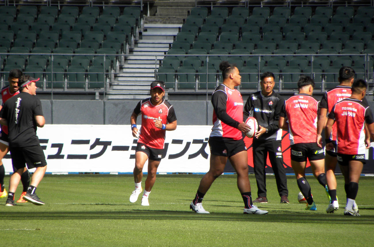 オーストラリア戦前日練習で汗を流すSH流大（左から3人目）ら日本代表の選手たち（撮影・松本航）