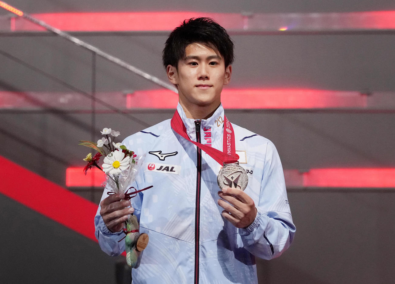 男子個人総合で2位となり、メダルを手にする橋本（代表撮影）
