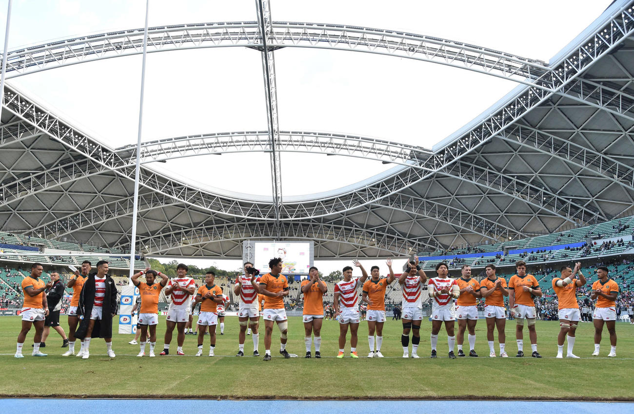 日本代表対オーストラリア代表　試合後、ファンにあいさつをする日本代表フィフティーン（撮影・岩下翔太）
