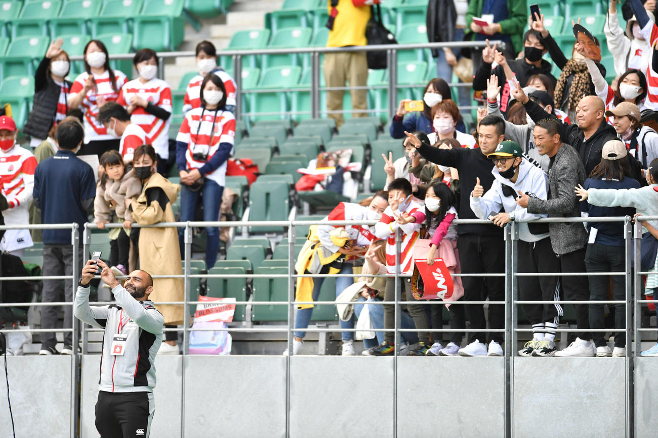 日本代表対オーストラリア代表　試合後、スタンドのファンと記念撮影をするリーチ・マイケル（撮影・岩下翔太）