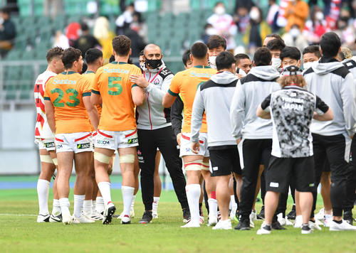 日本代表対オーストラリア代表　試合後、リーチ・マイケル（中央）は日本代表フィフティーンを労う（撮影・岩下翔太）