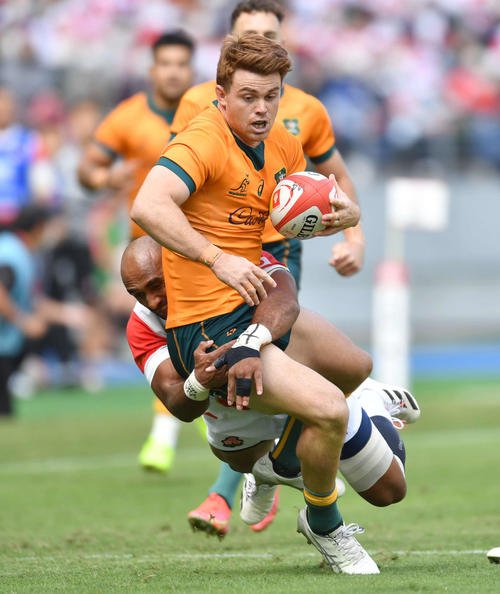 日本代表対オーストラリア代表　前半、オーストラリア代表WTBケラウェイ（右）をタックルで倒す日本代表FBマシレワ（撮影・岩下翔太）
