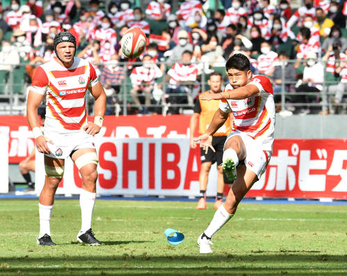 日本代表対オーストラリア代表　前半、2本目のペナルティーゴールを決める日本代表SO松田（撮影・岩下翔太）