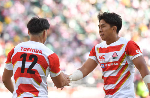 リポビタンDチャレンジカップ2021日本代表対オーストラリア代表　後半、トライを決めた日本代表CTB中村（左）とタッチを交わすFL徳永（撮影・岩下翔太）