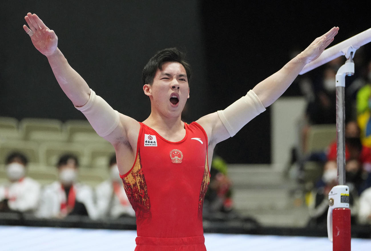 男子個人総合決勝、平行棒の演技を終えて叫ぶ張博恒（代表撮影）