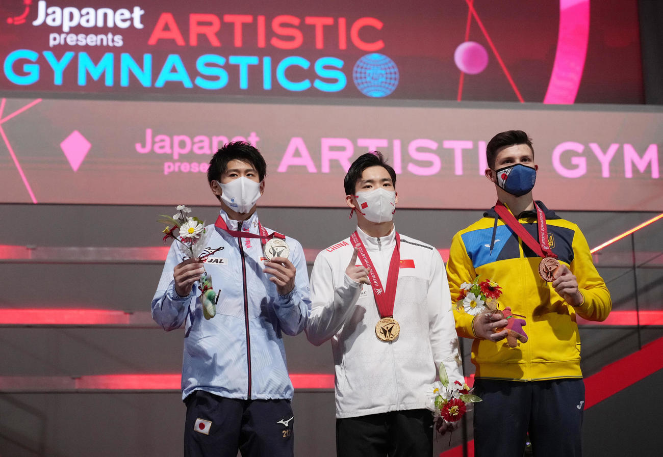 男子個人総合の表彰式に臨む（左から）2位の橋本大輝、優勝した張博恒、3位のイリア・コフトゥン（代表撮影）