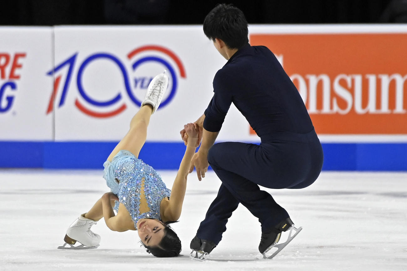 グランプリ（GP）シリーズ第1戦スケートアメリカ　ペアSPで演技する三浦璃来、木原龍一組（AP）