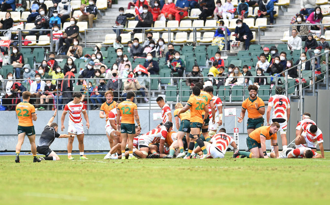 日本代表対オーストラリア代表　後半、オーストラリア代表HOコナル・マキナニーにトライを決められ、肩を落とす日本代表フィフティーン（撮影・岩下翔太）