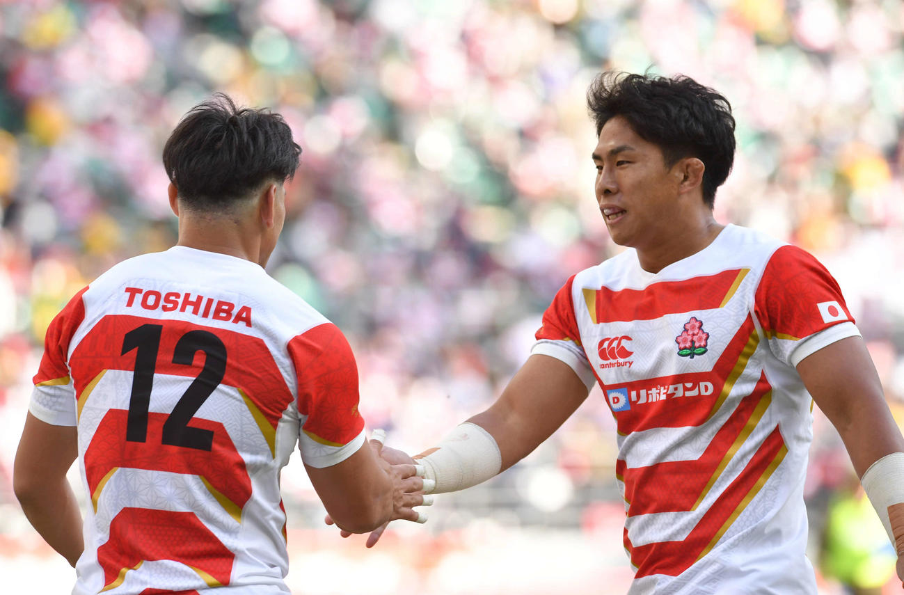 リポビタンDチャレンジカップ2021日本代表対オーストラリア代表　後半、トライを決めた日本代表CTB中村（左）とタッチを交わすFL徳永（撮影・岩下翔太）