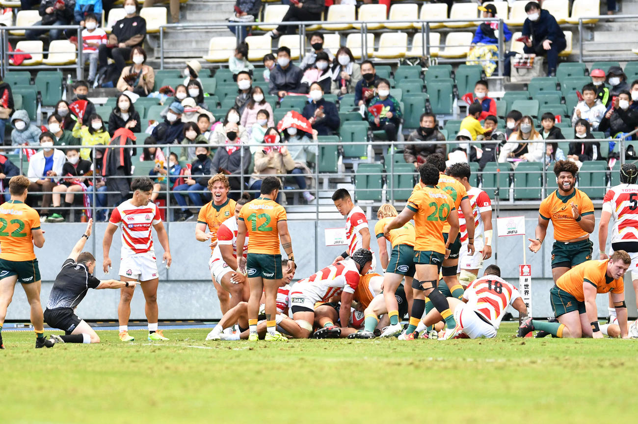 後半、豪州代表HOマキナニーにトライを決められ、肩を落とす日本代表フィフティーン（撮影・岩下翔太）