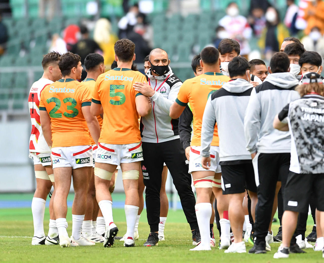 試合後、リーチ・マイケル（中央）は日本代表フィフティーンをねぎらう（撮影・岩下翔太）