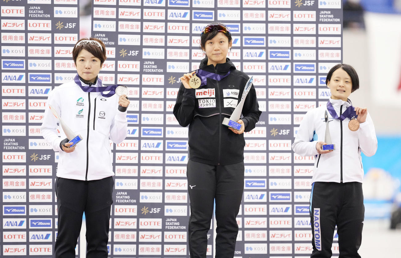 全日本スピードスケート距離別選手権大会　女子1000メートルで優勝し、メダルを手に記念写真に納まる高木美。左は2位の小平、右は3位の山田（撮影・菅敏）