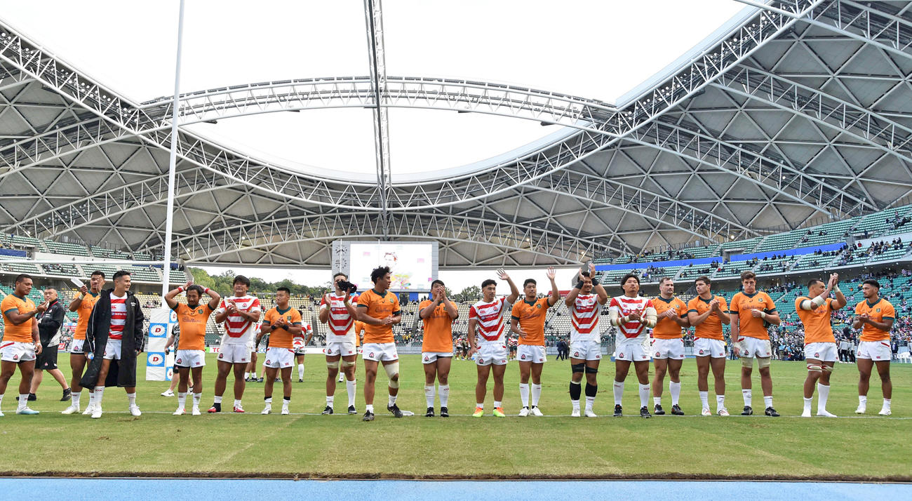 試合後、ファンにあいさつをする日本代表フィフティーン（撮影・岩下翔太）