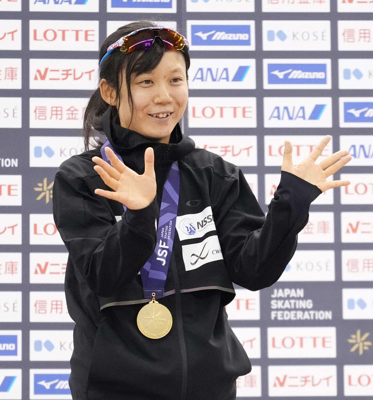 女子3000メートルで優勝し、メダルを首にかけ笑顔で手を振る高木美（撮影・菅敏）
