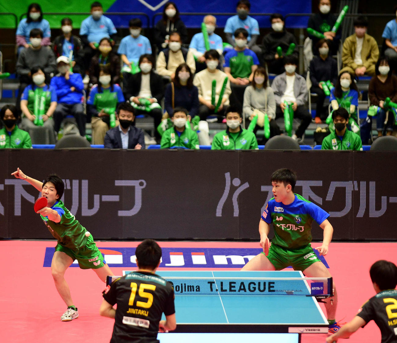 地元ファンの前でプレーする水谷隼（奥左）