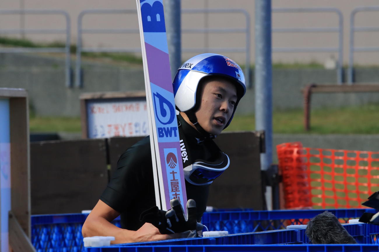 予選をトップで通過してインタビューに応える小林陵（撮影・保坂果那）