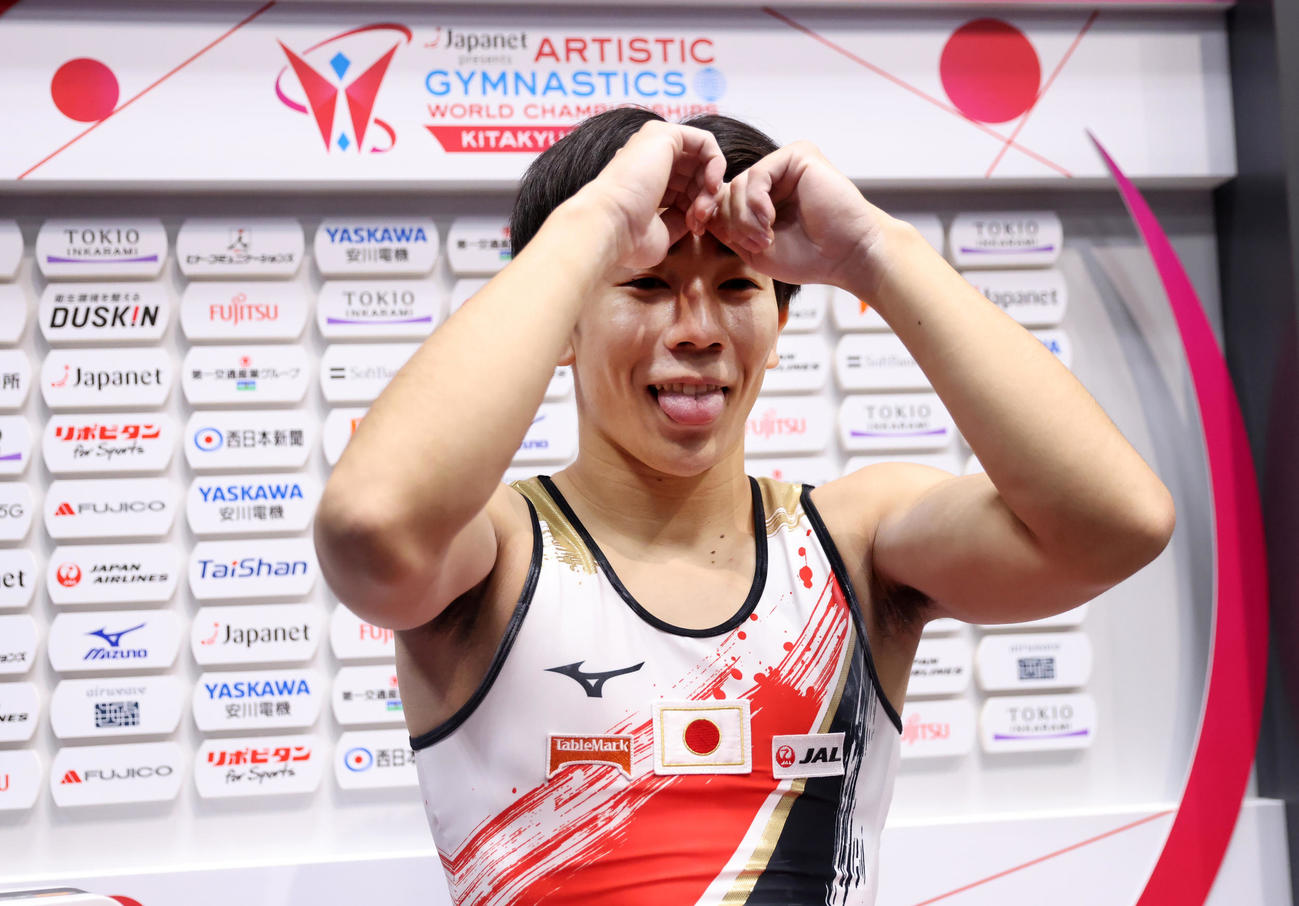 男子種目別決勝の床運動の演技の得点を確認し、舌を出す2位の南（代表撮影）