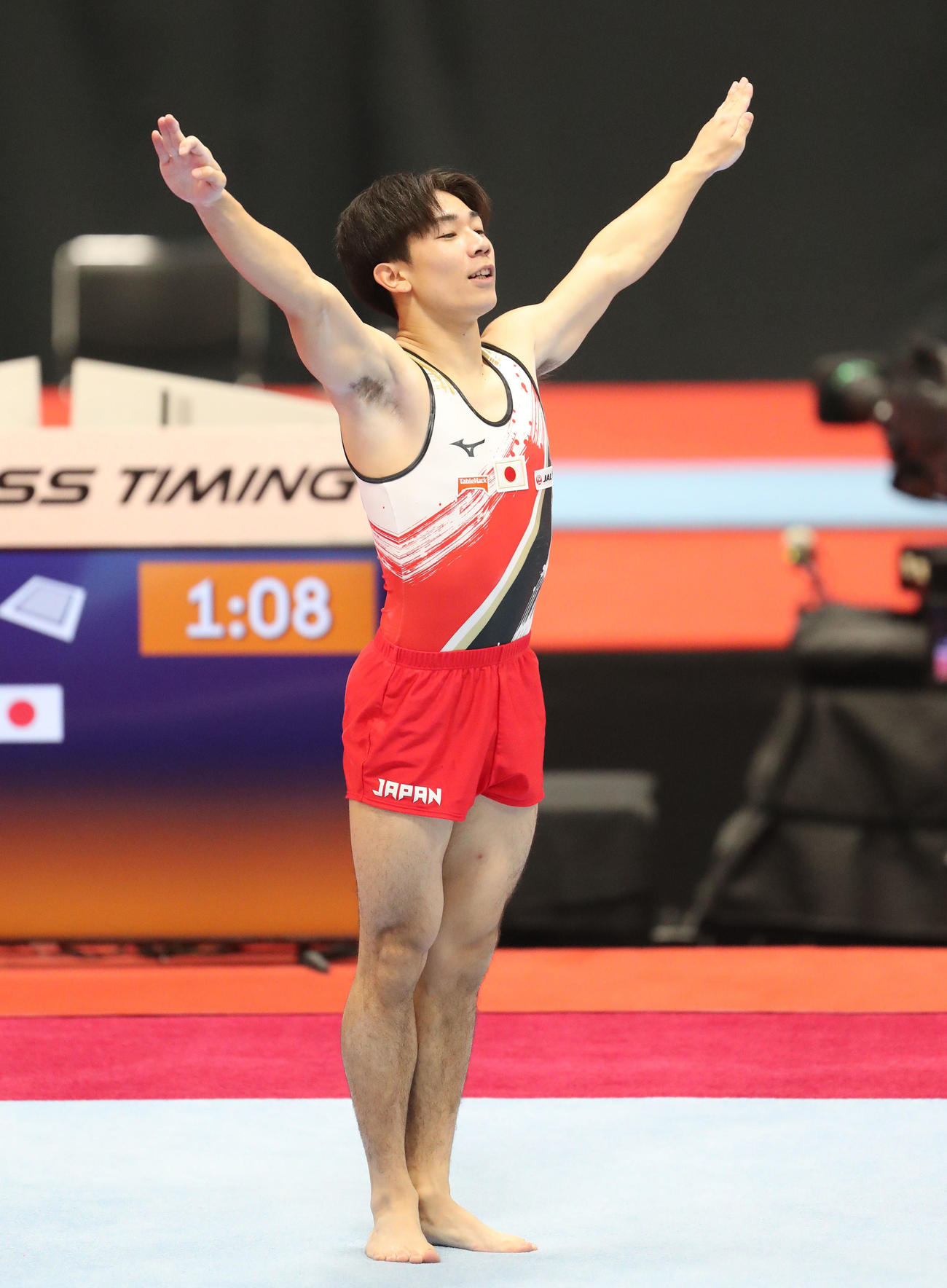 種目別決勝　床運動で演技する南一輝、見事着地（撮影・梅根麻紀）