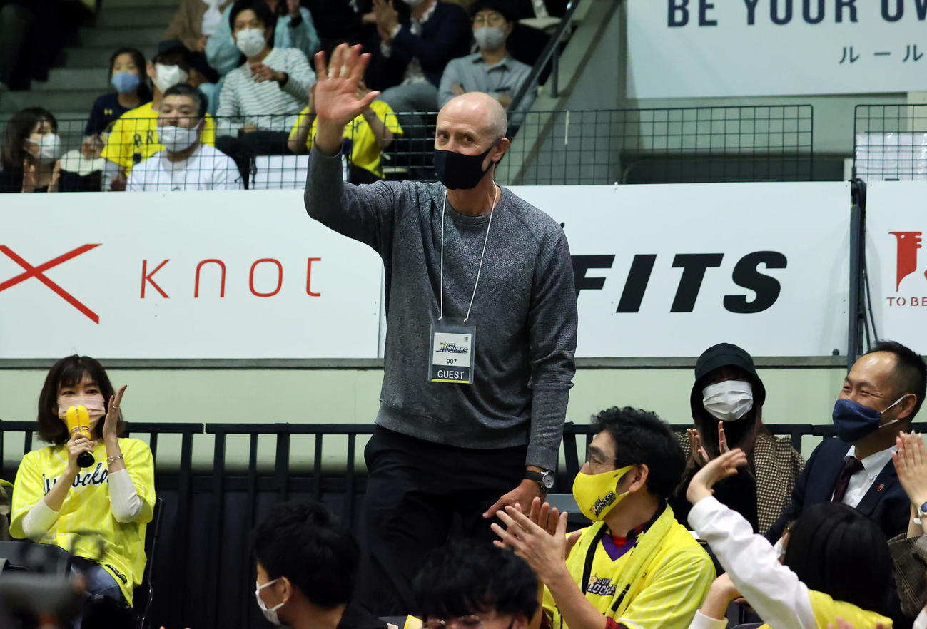 SR渋谷－宇都宮戦を視察に訪れたバスケットボール男子日本代表のホーバス新監督は紹介され手を振る（撮影・浅見桂子）