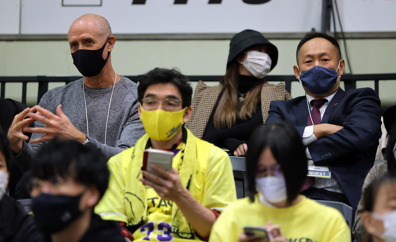 SR渋谷－宇都宮戦を視察に訪れたバスケットボール男子日本代表ホーバス新監督（左）。右は東野技術委員長（撮影・浅見桂子）