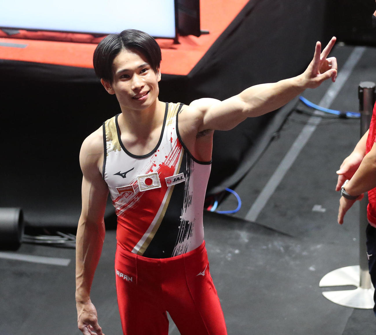 種目別決勝　あん馬の演技を終えた萱和磨はスタンドに向かってVサイン（撮影・梅根麻紀）