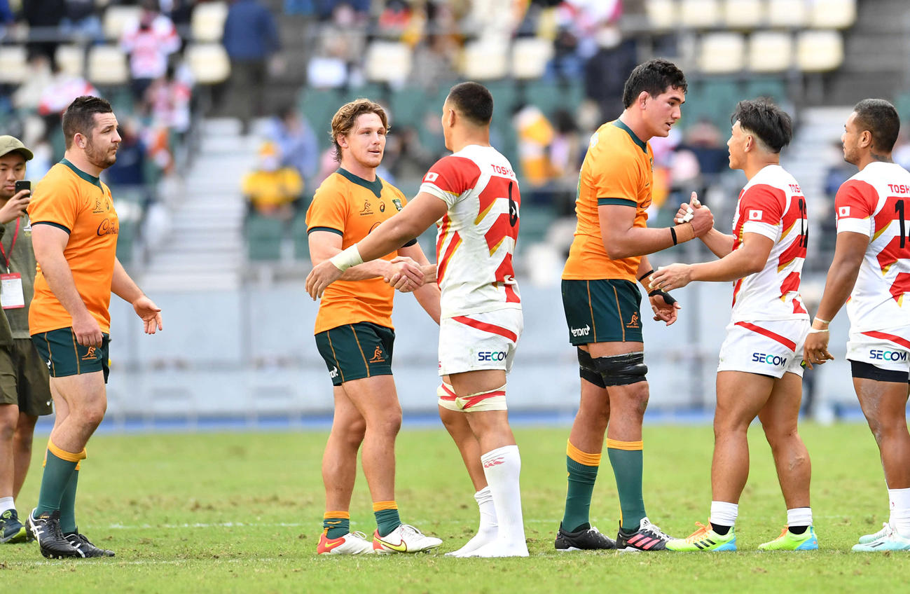 試合後、日本FLガンター（右から4人目）ら日本代表フィフティーンと健闘をたたえあう豪州代表フーパー主将（撮影・岩下翔太）