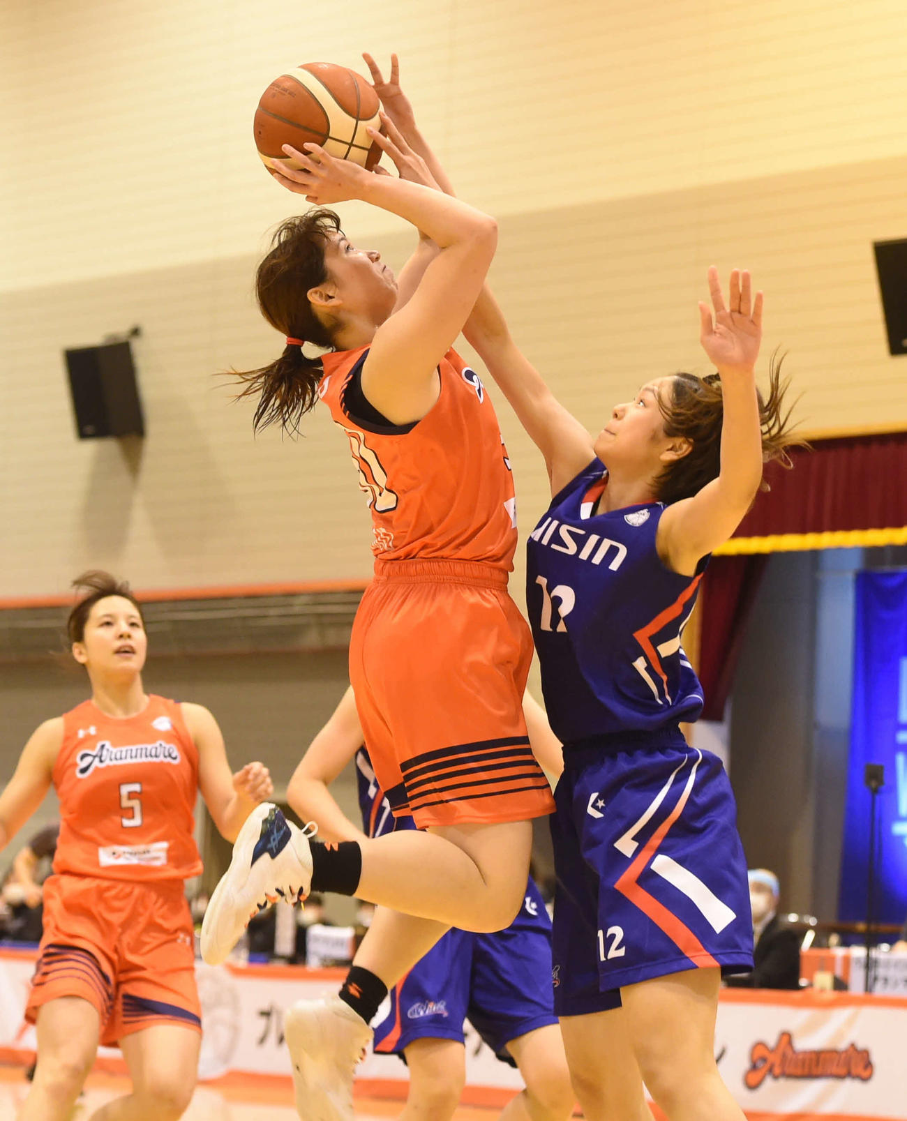 シュートを放つアランマーレ秋田・佐藤千