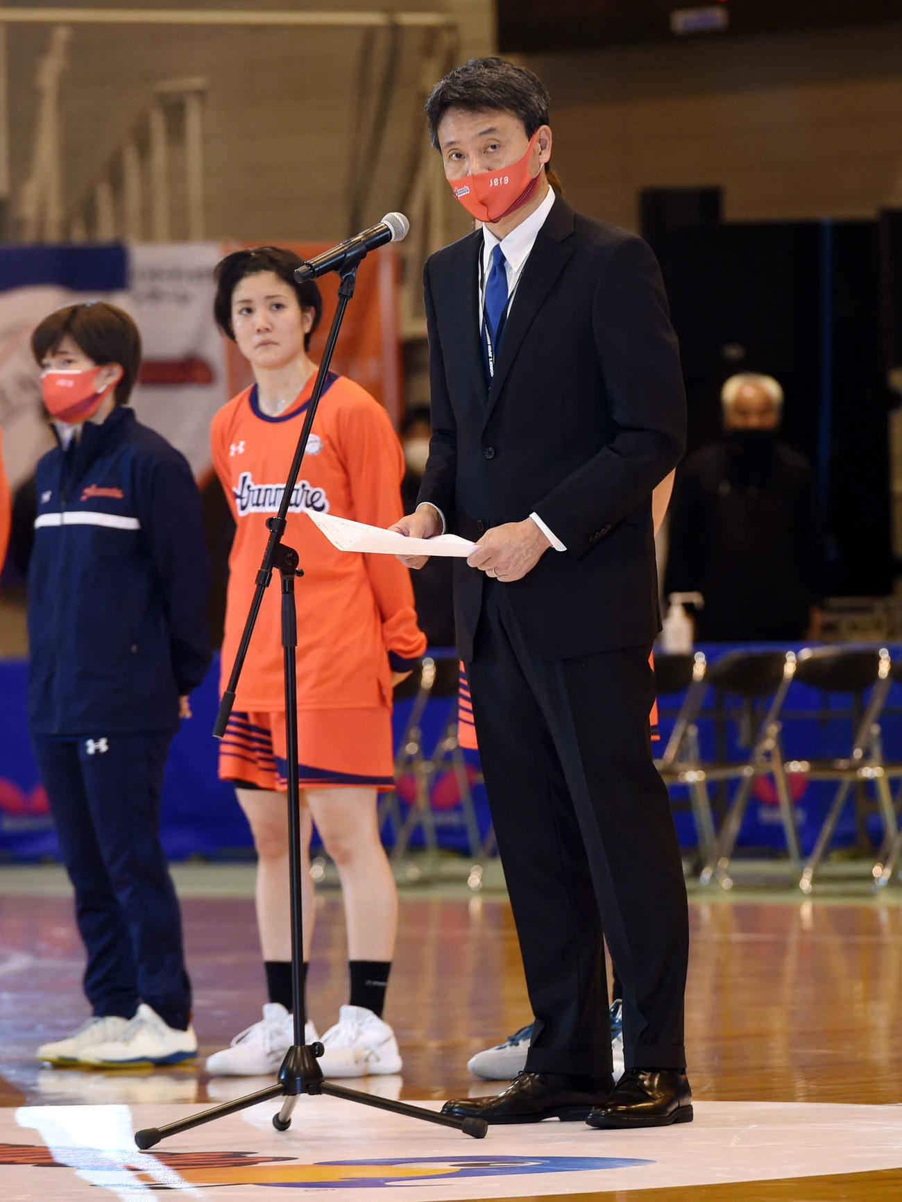試合後、あいさつをする小嶋HC
