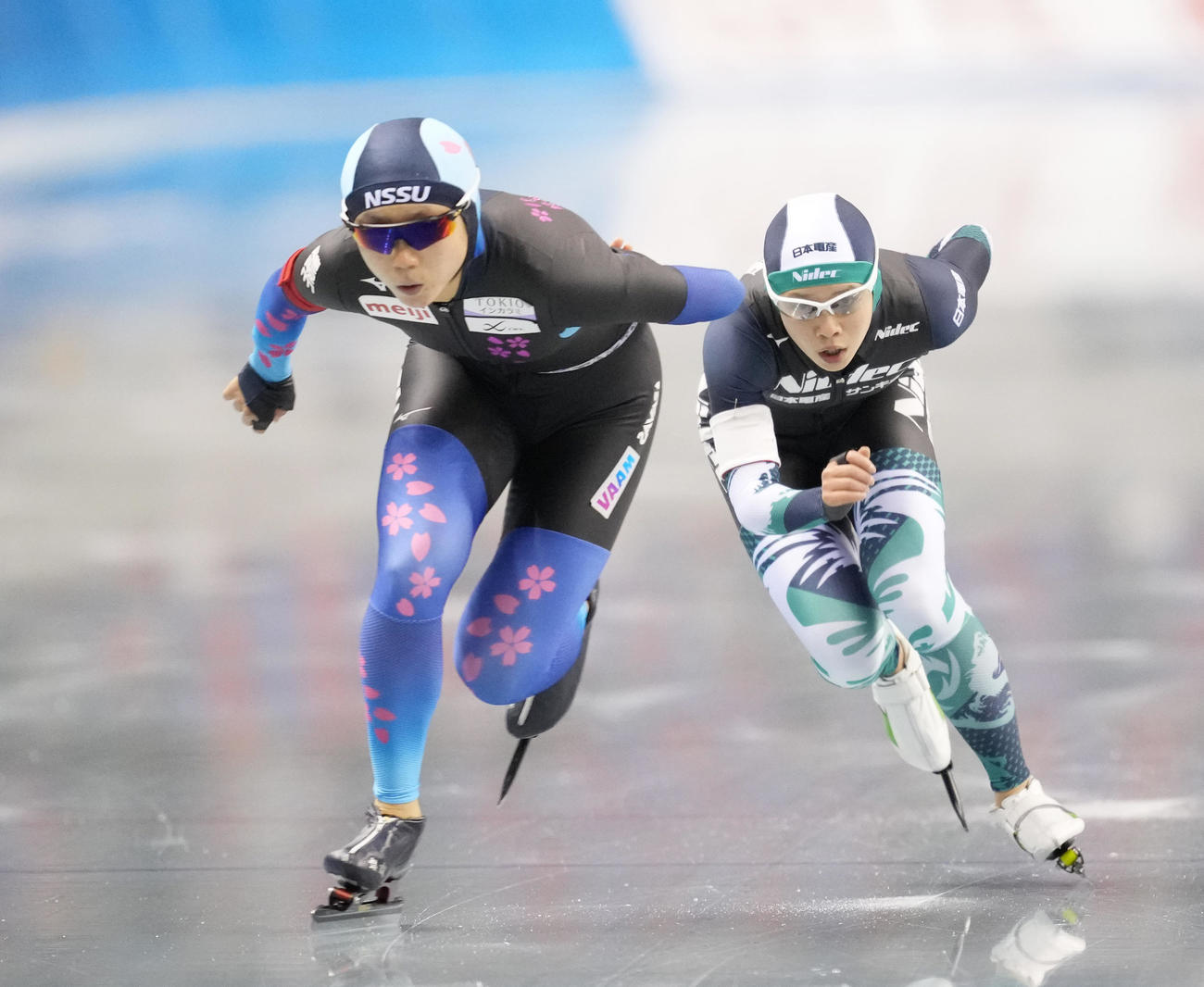 全日本スピードスケート距離別選手権大会　女子1500メートルで滑走する高木美（左）と高木菜（撮影・菅敏）