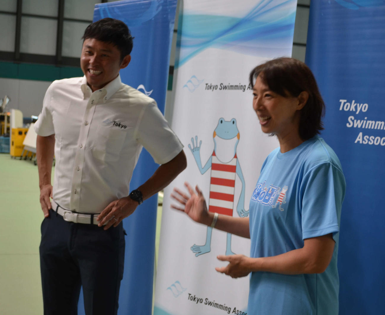 北島康介氏（左）を混合デュエットに誘う小谷実可子さん（撮影・吉池彰）