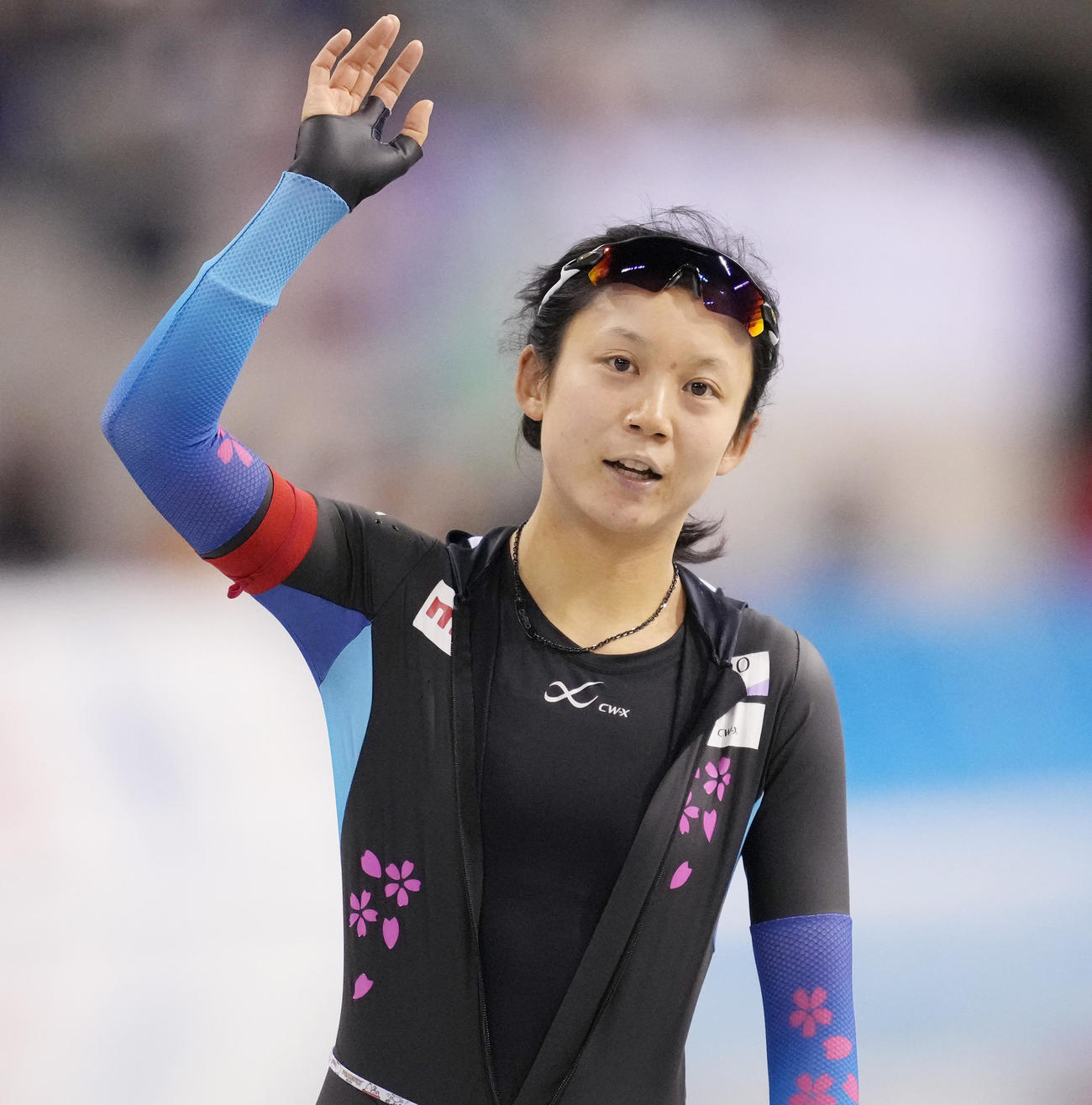 全日本スピードスケート距離別選手権大会　女子1500メートルで優勝し、ファンの歓声に応える高木美（撮影・菅敏）