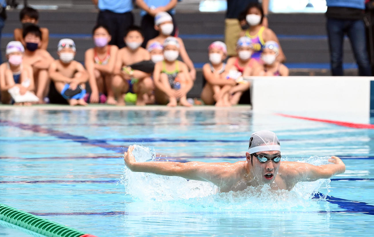 「水泳の日」イベントに参加した萩野公介は、子どもスイマーの前でラストスイムを見せた（撮影・たえ見朱実）
