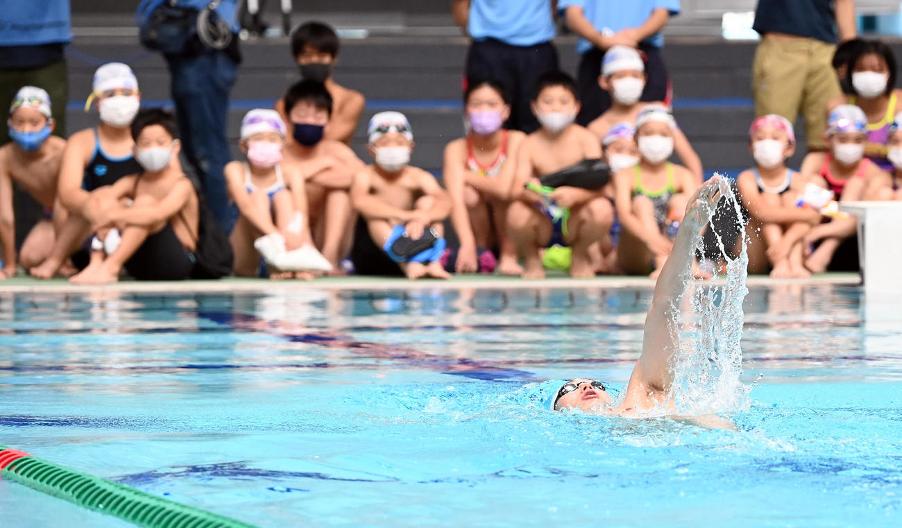 「水泳の日」イベントに参加した萩野公介は、子どもスイマーの前でラストスイムを見せた（撮影・たえ見朱実）