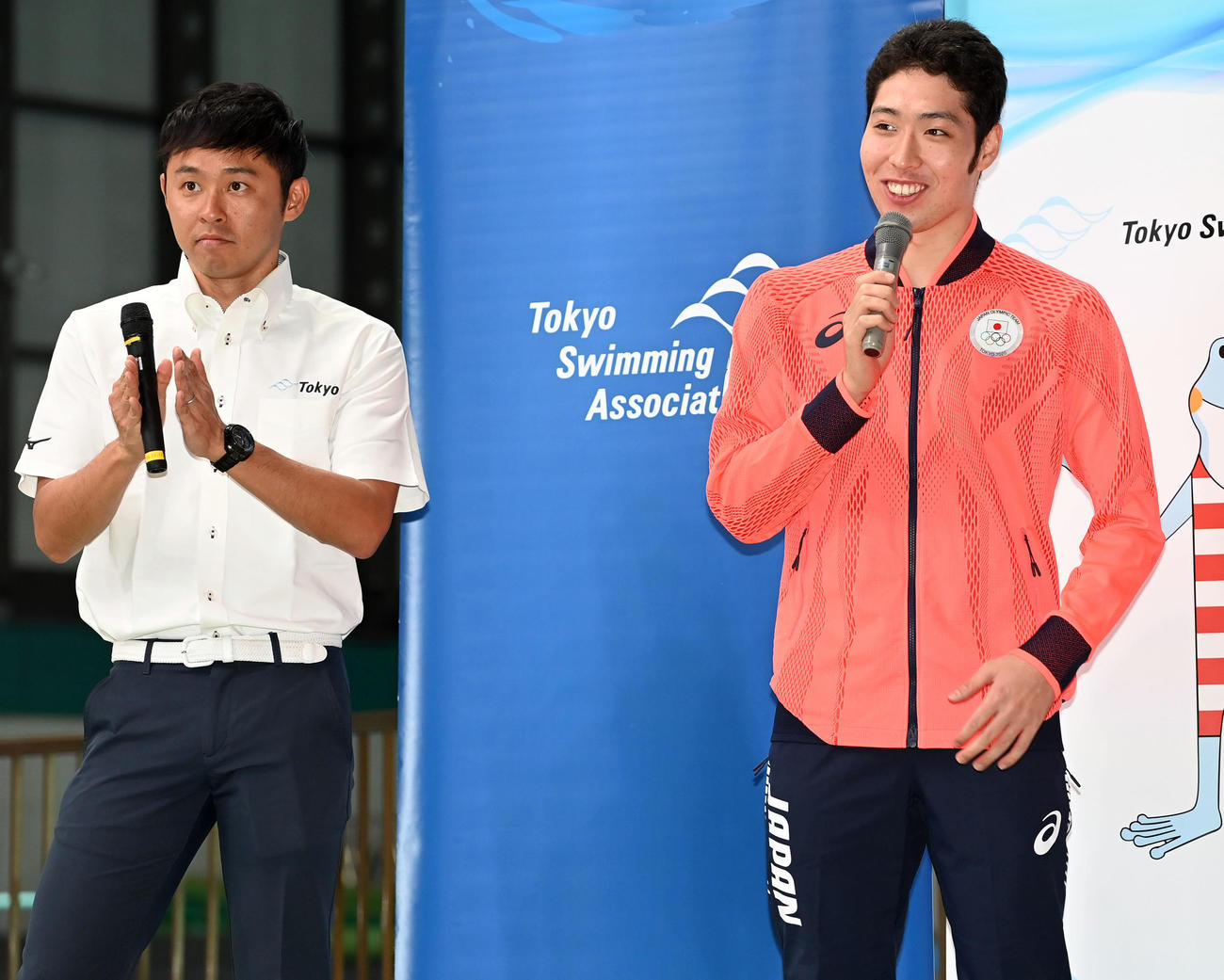 トークショーで笑顔を見せる萩野公介。左は北島康介氏（撮影・たえ見朱実）