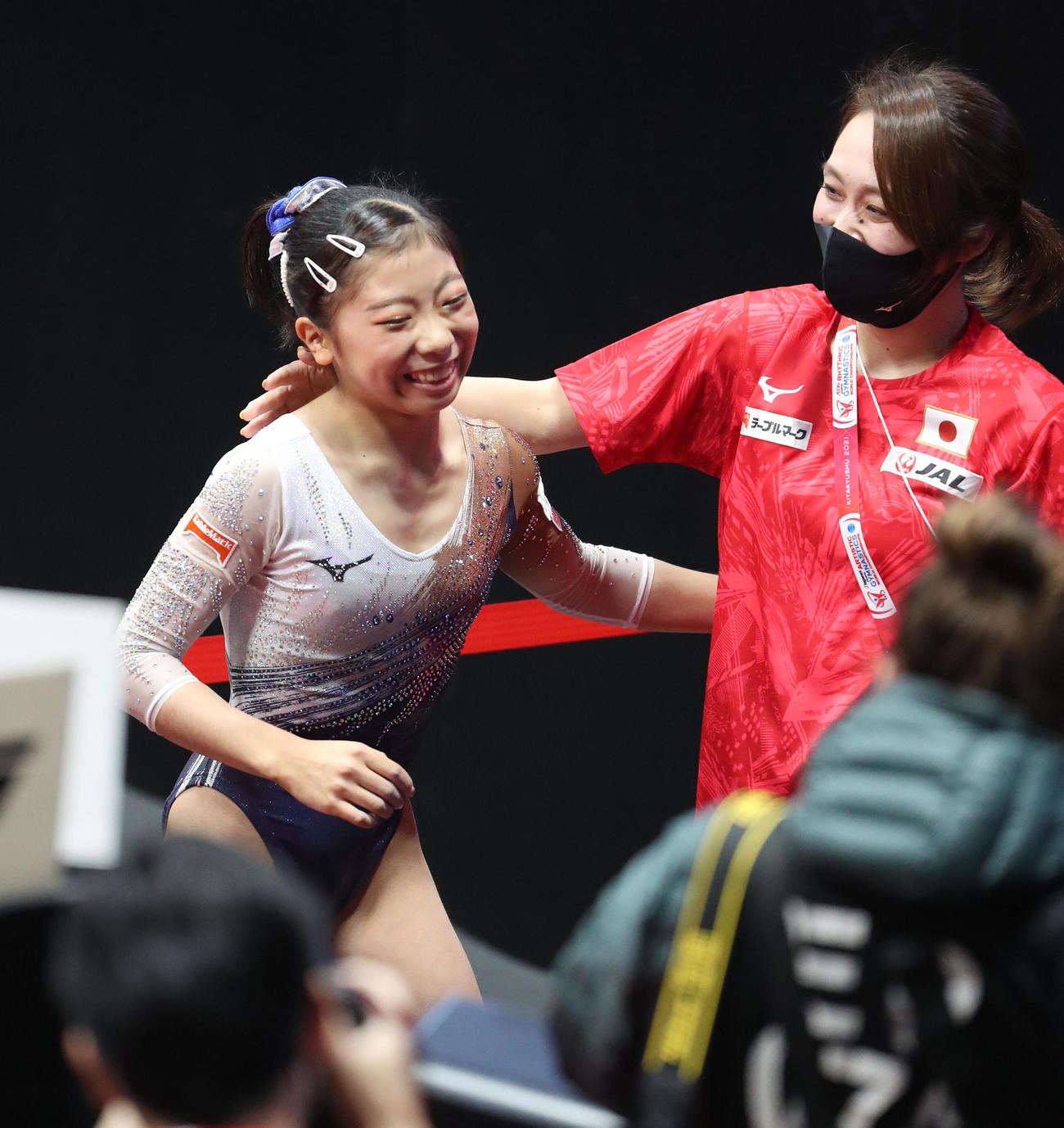 種目別決勝　平均台で演技を終えた芦川うららは笑顔（撮影・梅根麻紀）