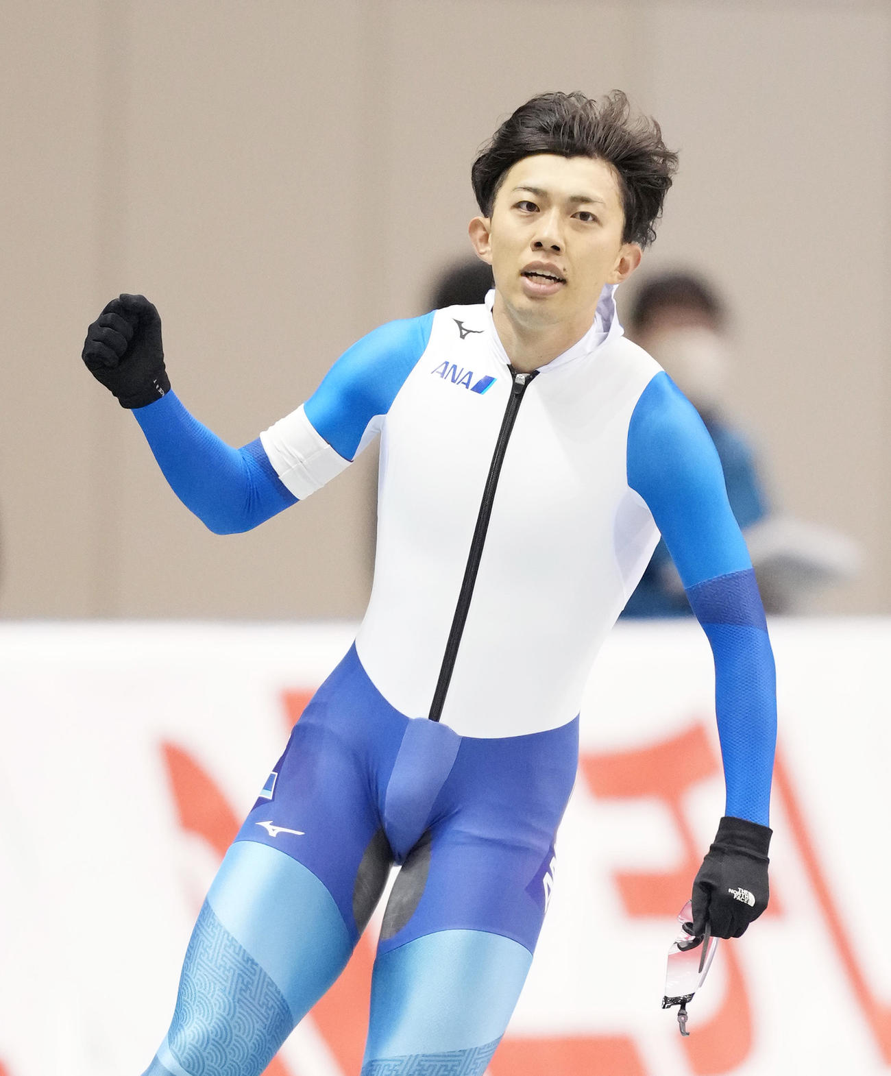 全日本スピードスケート距離別選手権大会　男子1500メートルで優勝し、ガッツポーズを見せる一戸（撮影・菅敏）